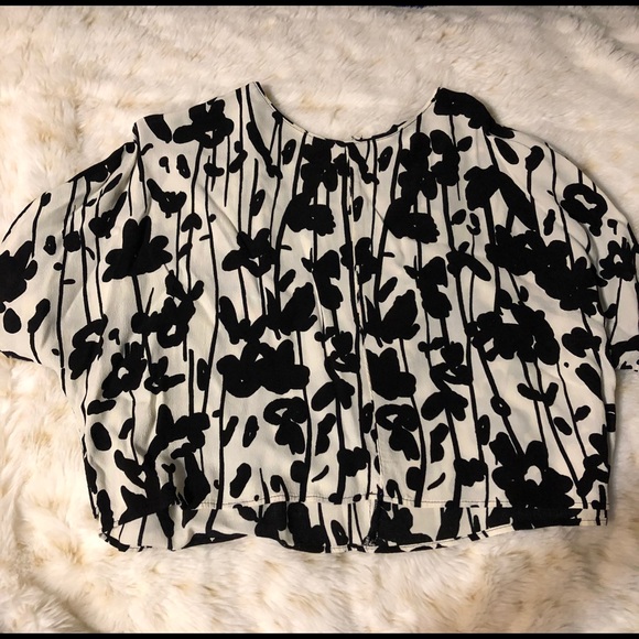 Super cute black and white blouse! - Picture 1 of 3